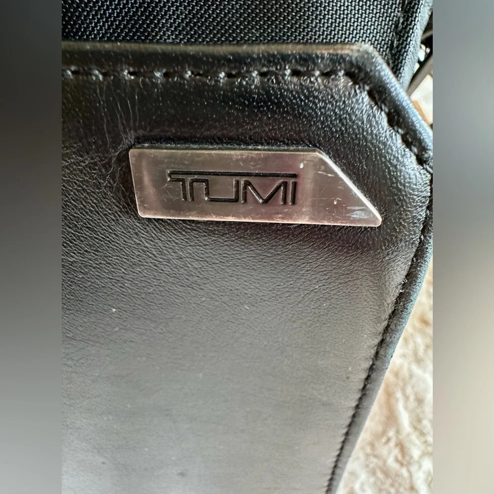 Tumi Large Black Leather laptop briefcase. Vntg. I owned since 2000. Preowned